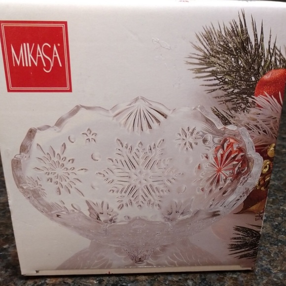 Mikasa Crystal 3 footed 6” snowflake star design bowl! Perfect side salad/snacks - Picture 7 of 8